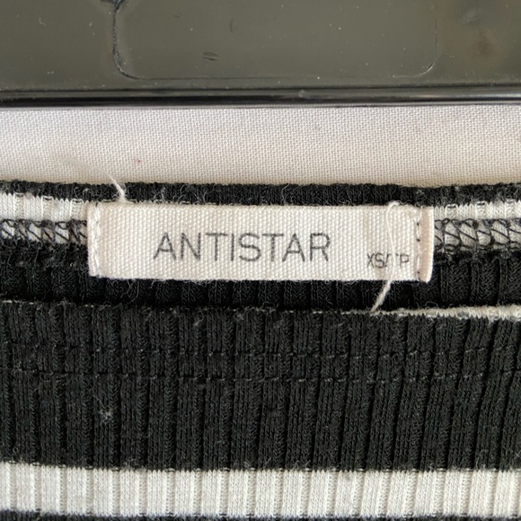 antistar - black and white off the shoulder cropped tee - Picture 3 of 3